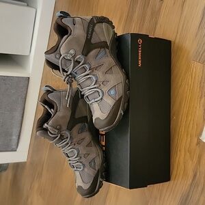 Merrell Deverta 2 Mid Hiking Boots Womans Size 7, NIB